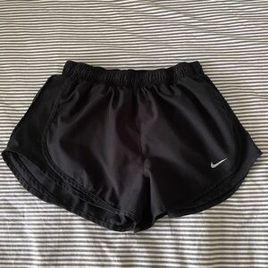 Black Nike shorts (M)